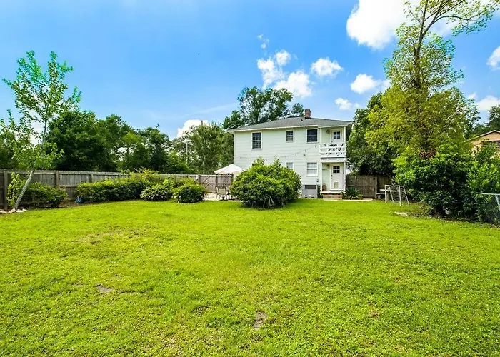 East Hill Retreat Near Beaches & Downtown