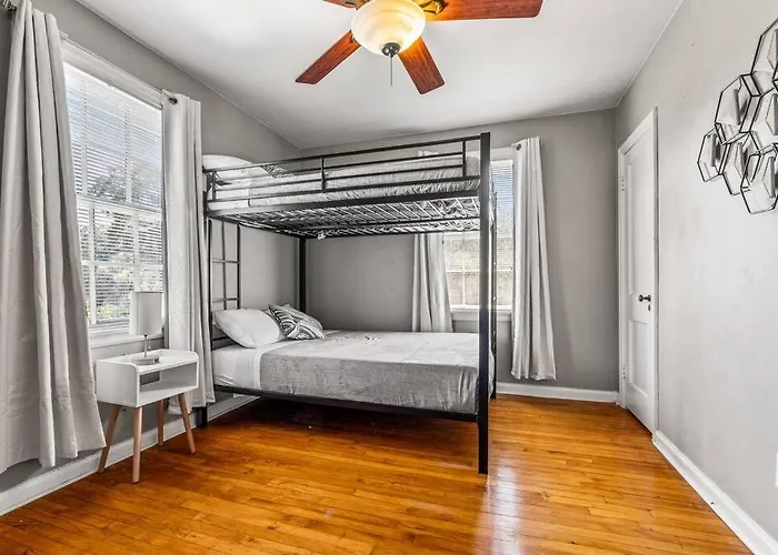 East Hill Retreat Near Beaches & Downtown